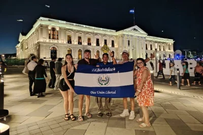Descubre el centro histórico de san salvador con un tour a pie guiado por locales apasionados, visitando la iglesia el rosario, mercados vibrantes y la cripta de romero. entrada incluida.