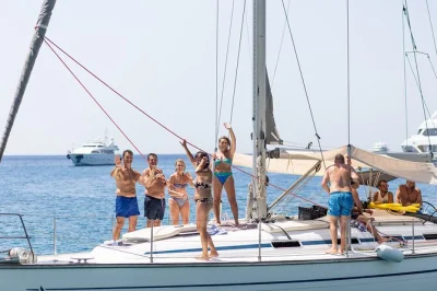 Ab milos in kleiner gruppe zu kleftiko beach & sikia-höhle segeln, mit frisch zubereitetem mittagessen an bord, schnorchelausrüstung und spannenden geschichten vom guide.