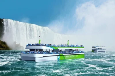 Niagarafälle usa erleben: fahrt mit maid of the mist, abenteuer in der cave of the winds und spektakuläres feuerwerk. inklusive abholung, ponchos und rabatten vor ort.