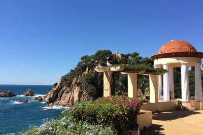 Descubra as praias escondidas da costa brava, saboreie um almoço caseiro catalão e explore as ruas medievais de tossa de mar em um passeio guiado saindo de barcelona.