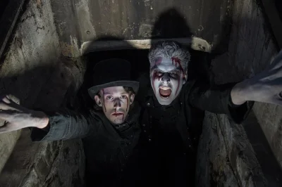 Descubre las calles oscuras de liverpool, explora sus históricas salas bancarias y baja a la casa de los muertos bajo la capilla de st nic. incluye guía y acceso exclusivo.