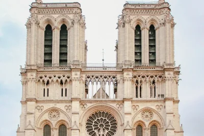 Entra nella cattedrale di notre-dame con una guida appassionata, salta le code e scopri le storie della sua restaurazione. accesso riservato e gruppi piccoli inclusi.