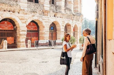 Scopri verona tra le sue piazze vivaci, piazza delle erbe e l’arena romana con guida locale. ingresso salta la fila e tour a piedi in piccolo gruppo.
