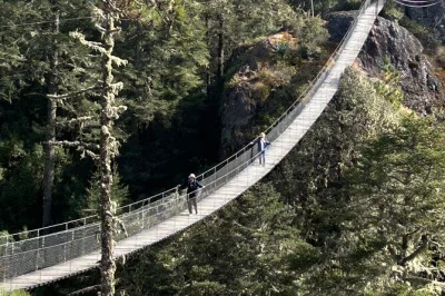 Disfruta del aire puro entre bosques de pino, saborea comida casera oaxaqueña y recorre la sierra norte con guía local. incluye transporte privado, comidas y rutas flexibles.