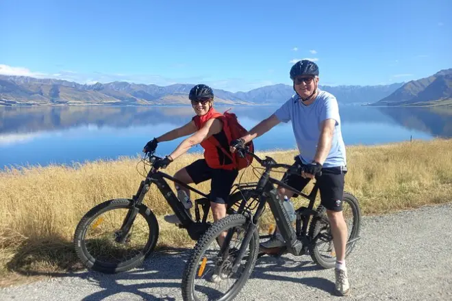 Passeio leve de ebike à beira do rio em Wanaka para famílias