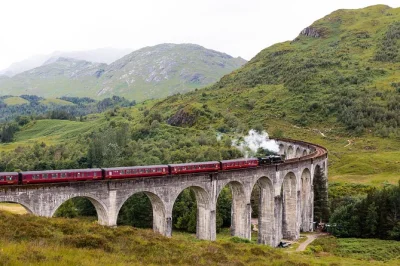 Descubre la magia de las highlands en un tour de día completo desde inverness, viaja en el tren de vapor jacobite sobre el viaducto de glenfinnan y explora el lago ness con un guía local.