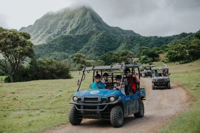 Vivi l’emozione di un tour in utv raptor a kualoa ranch nella valle di ka’a’awa, tra set cinematografici, sentieri fangosi e risate in compagnia. caschi inclusi.