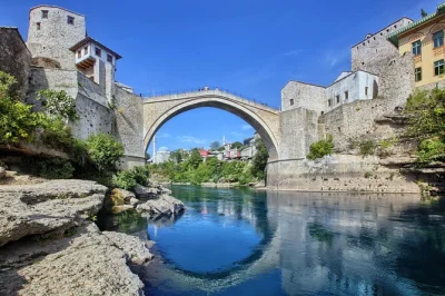 Transfert privé de split à dubrovnik avec visite guidée de mostar. découvrez trois villes uniques en une journée, incluant le vieux pont et la plage de sveti jakov.