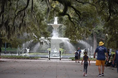 Erlebe savannahs geschichte bei einer kleinen gruppenführung von wright square bis forsyth park – mit filmorten, spannenden geschichten und einem guide, der die stadt lebendig macht.