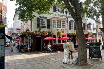 Découvrez richmond à travers la balade ted lasso, visitez les vrais lieux de tournage, prenez un selfie devant la porte de ted, profitez du pub crown & anchor avec un guide local passionné.