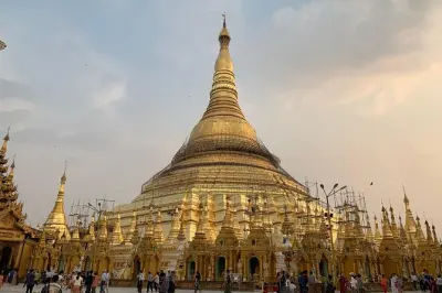 Visite de Yangon : Rues coloniales, pagode Shwedagon et vie locale