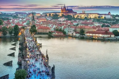 Traslado privado de Karlovy Vary a Praga com parada em Lidice
