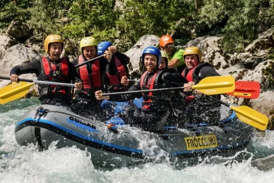 Vivi l’emozione del rafting sul fiume soca a bovec con foto ricordo, spogliatoi veri e un bar avventura per rilassarti. trasporto e attrezzatura inclusi.