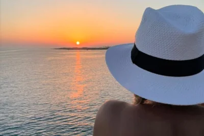 Disfruta la hora dorada en chipre con un crucero al atardecer desde pafos, barbacoa, música en vivo y parada para nadar en la bahía atlantida. kayaks y recogida fácil incluidos.