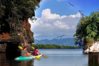 Caiaque no parque nacional Los Haitises saindo de Sabana de La Mar
