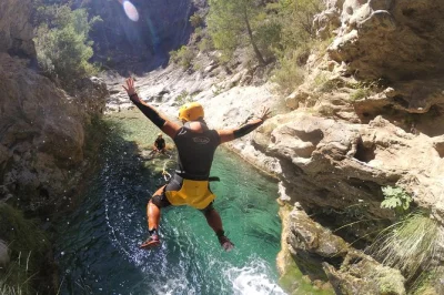 Essayez le canyoning près de marbella dans le canyon de guadalmina. nagez, sautez et descendez en rappel avec des guides certifiés. tout le matériel, snacks et photos inclus. réservez votre place 