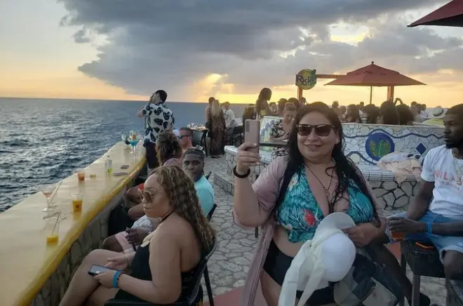Katamaranfahrt mit Parasailing und Sonnenuntergang bei Rick's Café