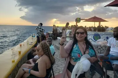 Katamaranfahrt mit Parasailing und Sonnenuntergang bei Rick's Café