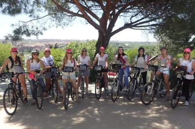Découvrez madrid en e-bike : palais royal, parc retiro, musée du prado, guidé par un local avec tout le matériel inclus. groupes réduits ou privé.