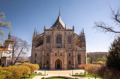 Entdecke kutná horas mittelalterliche gassen, bewundere die knochenkunst der sedlec knochenkirche und erkunde eine echte silbermine. inkl. hotelabholung prag und ortskundigem guide.