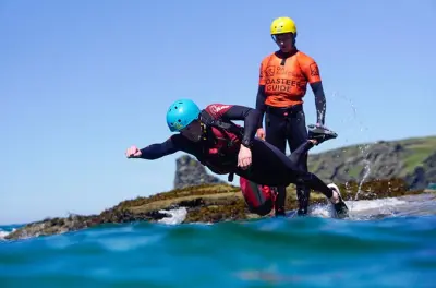 Coasteering en Bude: Nada, trepa y salta sobre las rocas