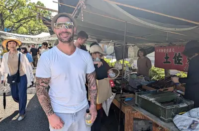 Mercado de domingo em Kochi com castelo e guia local
