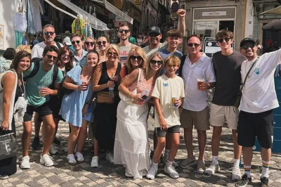 Entdecke sintras verwinkelte gassen, probiere legendäre süßigkeiten und erkunde paläste mit einem lokalen guide. inklusive stopp für gebäck und flexiblem tempo.