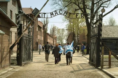 Ab krakau: geführte tagestour nach auschwitz-birkenau mit transport. erlebe die gedenkstätte, hör zeitzeugenberichte und nutze den bequemen hin- und rücktransfer.