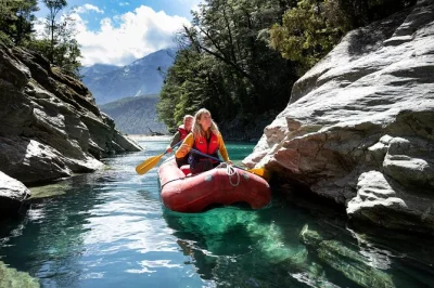 Erlebe den adrenalinkick auf dem dart river jetboot, paddel mit funyak-kanus durch glenorchys wilde landschaft und genieße ein picknick am fluss – inklusive transfer ab queenstown.