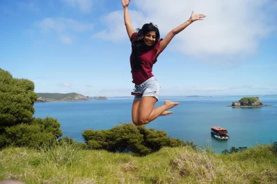 Despierta en las tranquilas aguas de bay of islands, haz kayak de noche, prueba mariscos frescos y comparte historias con locales en este crucero nocturno con comidas y actividades incluidas.