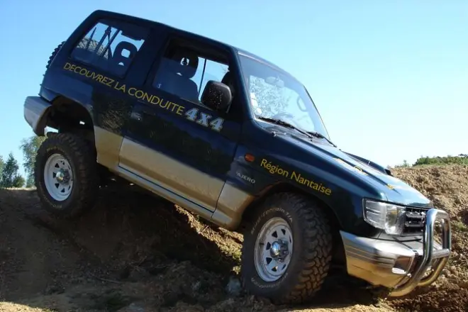 Guida 4x4 off-road a Nantes: Avventura in proprietà privata