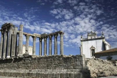 Scopri il tempio romano di Évora, la cappella delle ossa, la cattedrale gotica e assapora i vini dell'alentejo. tour in piccolo gruppo con guida locale. prenota ora la tua gita a Évora.