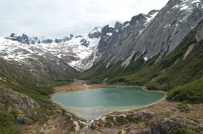 Helicopter overflight Ushuaia: Emerald Lagoon 15-minute flight
