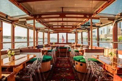 Salpa su uno yacht in stile anni ’20 per una crociera jazz sul fiume hudson a manhattan. goditi un drink, ammira lo skyline illuminato e ascolta musica dal vivo mentre navighi vicino alla statua del