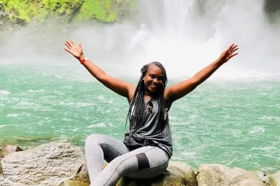 Vivencie a cachoeira la fortuna, nade no rio e relaxe nas termas baldi. tour privado com guia, almoço e transporte saindo de san jose.