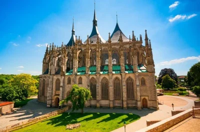 Buchen sie einen privaten tagesausflug von prag nach kutná hora. besuchen sie das sedlec ossuary, die st.-barbara-kirche und mehr mit einem persönlichen fahrer im mercedes.