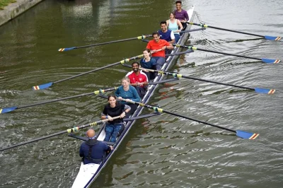 Siente la emoción de remar en cambridge—aprende técnica, prueba un bote de ocho y navega el río cam con guías locales. incluye acceso al club y todo el equipo.