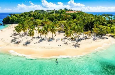 Los Haitises e isola Bacardí con grotte e pranzo in spiaggia