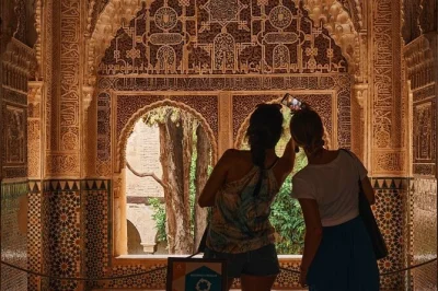 Visita l'alhambra di granada con una guida locale, salta le code, esplora i giardini del generalife e il palazzo di carlo v. biglietti inclusi e commento dal vivo.