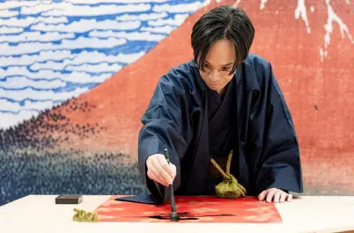 A Hiroshima, laboratorio di calligrafia con scrittura su ventaglio