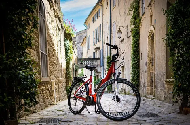 Tour en vélo électrique dans le Luberon : Vignobles et dégustation