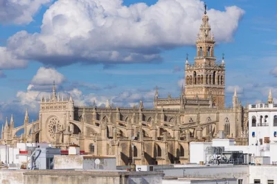 Erlebe den alcázar und die kathedrale von sevilla bei einer privaten tour mit tickets ohne anstehen, einem lokalen guide und spannenden geschichten abseits der üblichen pfade.
