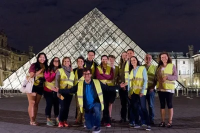 Explore paris de bike ao entardecer, veja a torre eiffel iluminada e relaxe em um cruzeiro de 1 hora pelo sena. grupo pequeno, guia local, bike e ingresso inclusos.