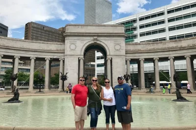 Entdecke denver zu fuß mit spannenden skandalen, kunst-highlights und einer pause für lokale snacks. kleine gruppe und persönlicher guide für echtes city-feeling.