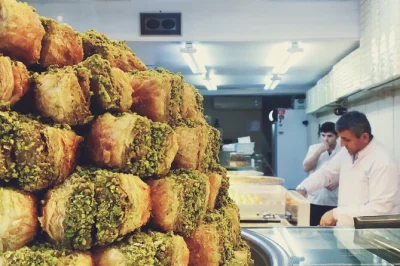 Scopri istanbul con colazione a karaköy, assaggi nei mercati e traversata in traghetto fino a kadıköy. include snack, pranzo, bevande e storie locali per tutta la giornata.