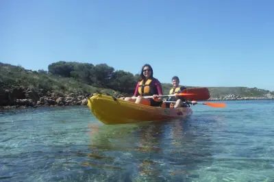 Kayak en Menorca: Cuevas y snorkel en el mar