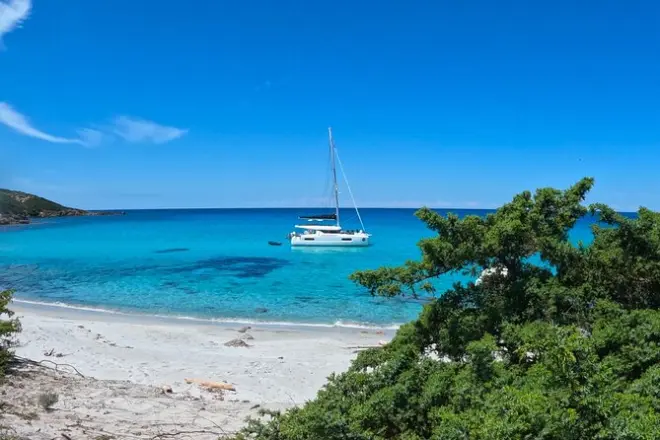 Catamarano nel deserto delle Agriates con bagno a Ghignu e L'acciolu