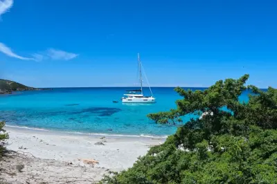 Catamarán en Agriates con paradas para nadar en Ghignu y L'acciolu