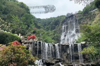Gulong Canyon & Jinlong-Höhle ab Guangzhou: Glasbrücke