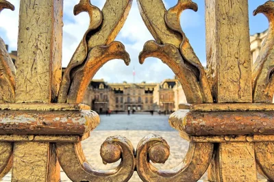 Descubra o palácio de versailles, passeie pelos jardins e visite o hamlet da maria antonieta neste passeio em paris com ingresso fura-fila, almoço à beira do grande canal e guia local.